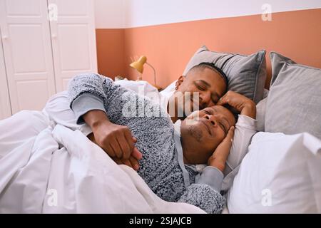 Coppia gay a letto Foto Stock
