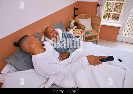 Coppia gay a letto Foto Stock