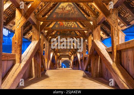 LUCERNA, SVIZZERA - 24 SETTEMBRE 2023: Il caratteristico Ponte della Cappella degli anni '1300 decorato con arte del XVII secolo. Foto Stock