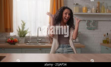 Ispanico caucasico donna ragazza femmina che si diverte movimento attivo ballo festa divertente movimento danza ascoltare musica celebrare il trasferimento giorno in movimento a. Foto Stock