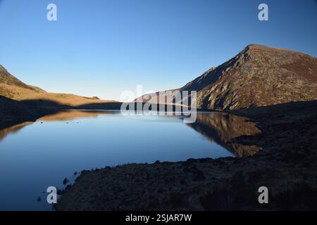 Llyn Idwal e dintorni montuosi Foto Stock