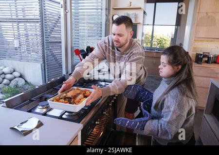 Uomo e donna disabili che preparano la cena in cucina Foto Stock