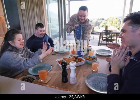 Uomo che serve pollo arrosto Foto Stock