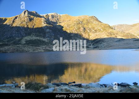 Llyn Idwal e dintorni montuosi Foto Stock