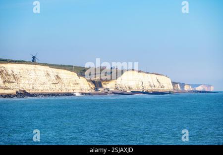 Vista verso la Undercliff Walk tra Brighton e Saltdean, e Beacon Mill (New Mill) a Rottingdean, East Sussex, Inghilterra Foto Stock