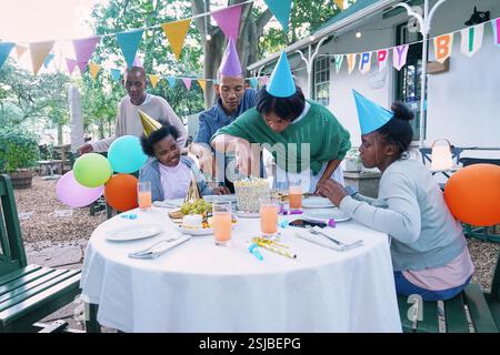 Amici disabili che si divertono alla festa di compleanno Foto Stock