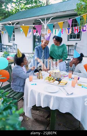 Amici disabili che si divertono alla festa di compleanno Foto Stock