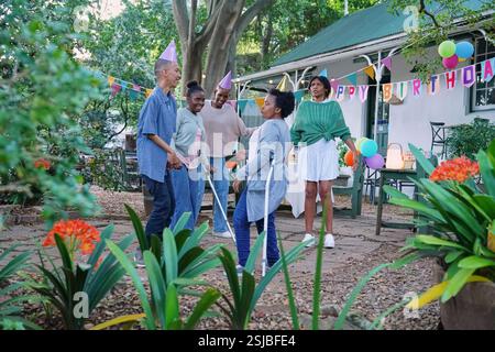 Amici disabili che si divertono alla festa di compleanno Foto Stock