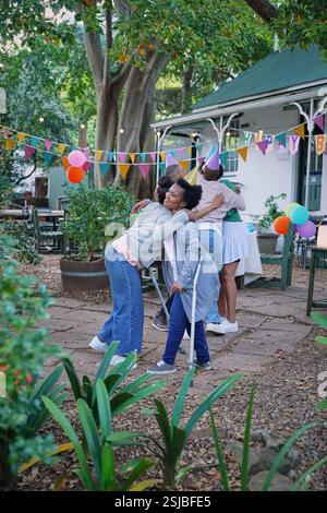 Amici disabili che si divertono alla festa di compleanno Foto Stock