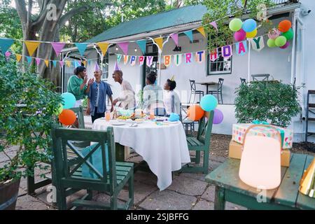 Amici disabili che si divertono alla festa di compleanno Foto Stock