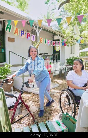 Persone disabili che festeggiano il compleanno Foto Stock