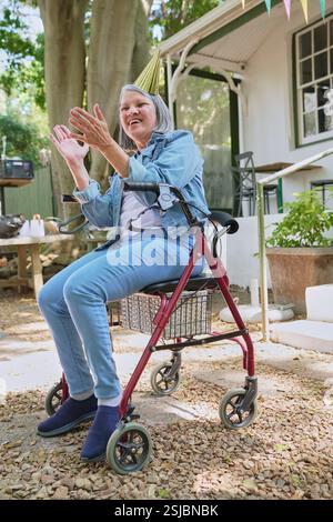 Donna disabile che festeggia il compleanno Foto Stock