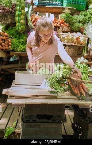 Donna disabile che lavora al mercato agricolo Foto Stock