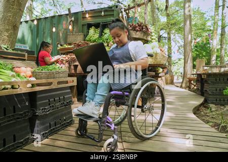 Donna disabile che lavora al mercato agricolo Foto Stock