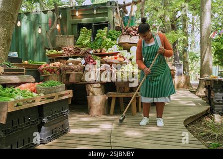 Donna disabile che lavora al mercato agricolo Foto Stock