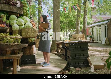 Donna disabile che lavora al mercato agricolo Foto Stock