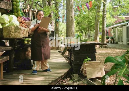 Donna disabile che lavora al mercato agricolo Foto Stock