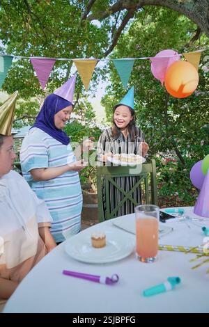 Amici disabili che festeggiano il compleanno Foto Stock