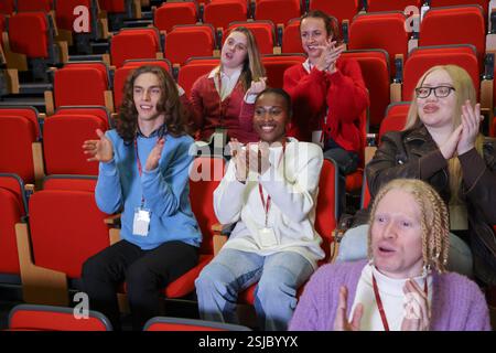 Persone disabili sedute a teatro Foto Stock