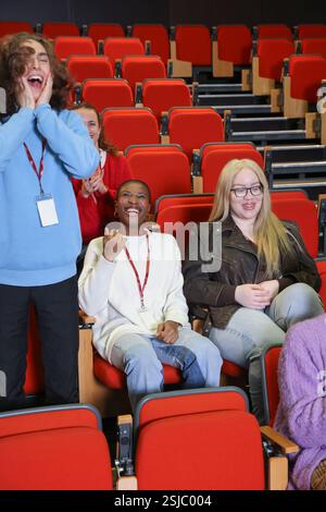 Persone disabili sedute a teatro Foto Stock