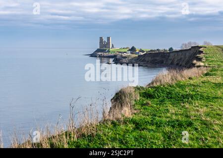 Reculver Towers vicino a Herne Bay nel Kent, Inghilterra, in una tranquilla giornata fredda in inverno Foto Stock