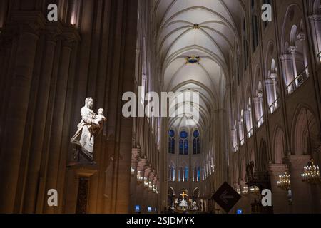 I visitatori potranno vedere la cattedrale di Notre Dame ristrutturata dall'interno dell'entrata ovest. Primo piano - la scultura del XVIII secolo della Vergine col bambino. Foto Stock