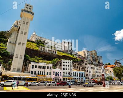 03.02.2025 Salvador de Bahia, Brasile. La parte inferiore della città di Cidade Baixa è collegata con la parte superiore di Cidade alta tramite l'ascensore Elevador Lacerda Foto Stock