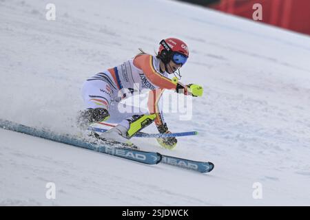 Saalbach, Austria. 11 febbraio 2025. SAALBACH-HINTERGLEMM, AUSTRIA - 11 FEBBRAIO: La Germania Lena Duerr in azione nella seconda tappa della squadra femminile combinata durante i Campionati del mondo di sci alpino Audi FIS a Zwoelferkogel l'11 febbraio 2025 a Saalbach-Hinterglemm, Austria. 250211 SEPA 26 087 - 20250211 PD11563 credito: APA-PictureDesk/Alamy Live News Foto Stock