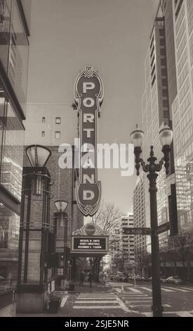 Un segno verde vintage di un teatro di Portland, Oregon, con scritte bianche, si erge alto su un cielo blu brillante. Foto Stock
