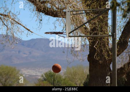 Una partita di basket viene giocata su un campo all'aperto. Backboard, canestro e basket. Foto Stock