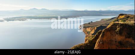 Vista panoramica del bacino idrico di Castrejon all'alba nella provincia di Toledo, Spagna. Foto Stock