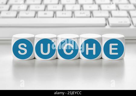 Cubo di lettera davanti a una tastiera - Cerca Foto Stock