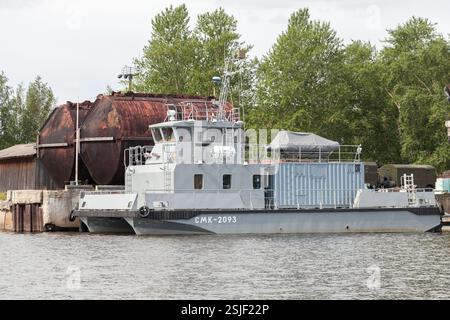 San Pietroburgo, Russia - 5 luglio 2014: Barca modulare SMK-2093 per il supporto alla ricerca e al salvataggio di navi e navi della Marina militare del progetto 23370 Foto Stock