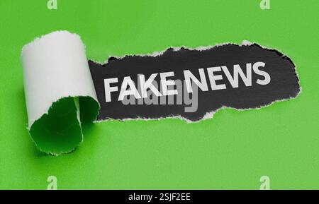 Carta strappata - notizie false Foto Stock