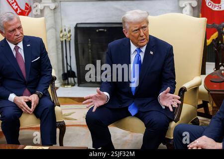 Washington, Stati Uniti. 11 febbraio 2025. Il presidente DEGLI STATI UNITI Donald Trump fa commenti alla stampa durante un incontro con il re di Giordania, Abdullah II Ibn al-Hussein, martedì 11 febbraio 2025, presso l'Ufficio ovale della Casa Bianca a Washington DC. Foto di Aaron Schwartz/UPI credito: UPI/Alamy Live News Foto Stock