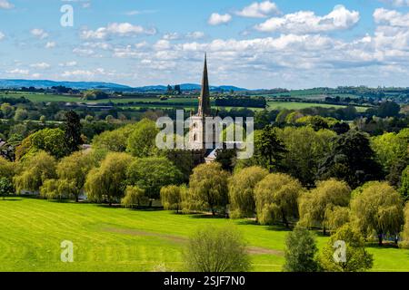 Vista aerea di Stratford-upon-Avon che cattura l'architettura storica e l'idilliaca campagna britannica Foto Stock