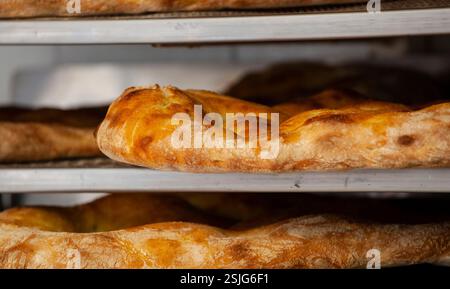 Schiacciata all'olio è una Toscana della top chicche da forno. Si tratta di un tipo di focaccia fatta con farina, acqua, lievito, sale e olio di oliva. Foto Stock