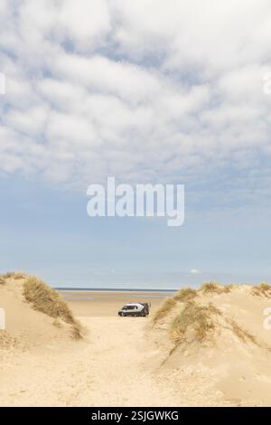 Ammira le dune fino alla spiaggia di auto di Lakolk, Römö, Danimarca Foto Stock