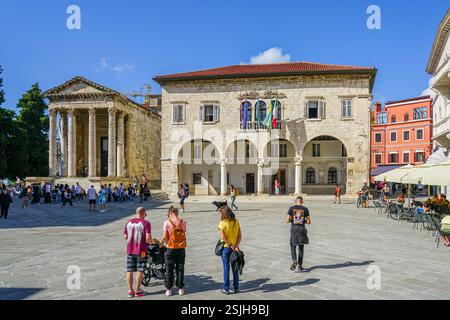 Pola, Croazia - 25 settembre 2024: Antico tempio romano di Augusto e municipio in Piazza del foro, cuore del centro storico di Pola, Istria Foto Stock