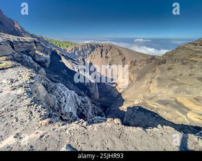 Trekking sul cratere nel paesaggio vulcanico lungo la Ruta de los Volcanes, splendido sentiero escursionistico sui vulcani dell'isola di la Palma, Isole Canarie, Spagna. Foto Stock