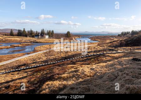 Parco nazionale di Thingvellir, la rift Valley islandese, dove puoi stare tra due placche continentali Foto Stock