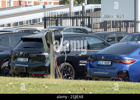 OSTRAVA, CECHIA - 13 SETTEMBRE 2023: Ricarica dell'auto elettrica BMW iX presso la concessionaria, veicolo i4 M50 accanto ad essa Foto Stock