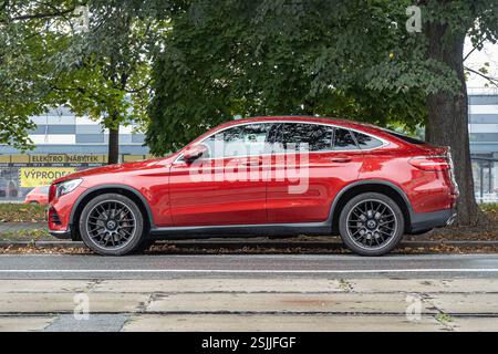 OSTRAVA, CECHIA - 19 OTTOBRE 2023: Crossover Mercedes-Benz GLC Coupe C253 parcheggiata sulla strada, vista laterale Foto Stock