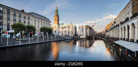 City Hall, Kleine Alster, Hamburg, Germany Foto Stock