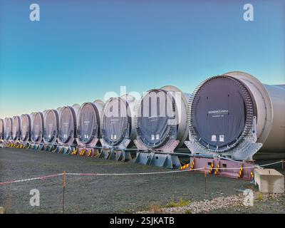 Le Havre, Francia, Europa - 16 gennaio 2025: Fine delle pale di grandi turbine eoliche prodotte da Siemens immagazzinate sul molo nel porto di le Havre. Foto Stock