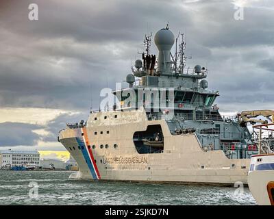 Reykjavík, Islanda - 21 agosto 2024: Nave di pattuglia marittima della guardia costiera islandese attraccata nel porto di Reykjavík Foto Stock