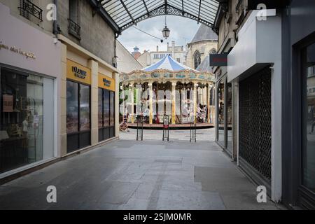 Una piccola giostra nel centro della città di Reims - Grand Est, Departement Marne, Francia Foto Stock