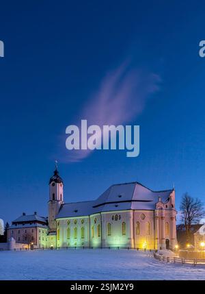 Wieskirche al crepuscolo in inverno, Chiesa di pellegrinaggio del Salvatore flagellato, distretto di Steingaden, Pfaffenwinkel, Baviera, Germania, Europa Foto Stock
