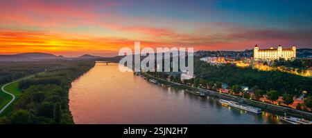 Vista del fiume Danubio e del castello di Bratislava al tramonto, Slovacchia Foto Stock