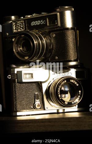 Primo piano di una classica fotocamera analogica retrò, che mostra il suo design vintage e dettagli complessi. Foto Stock